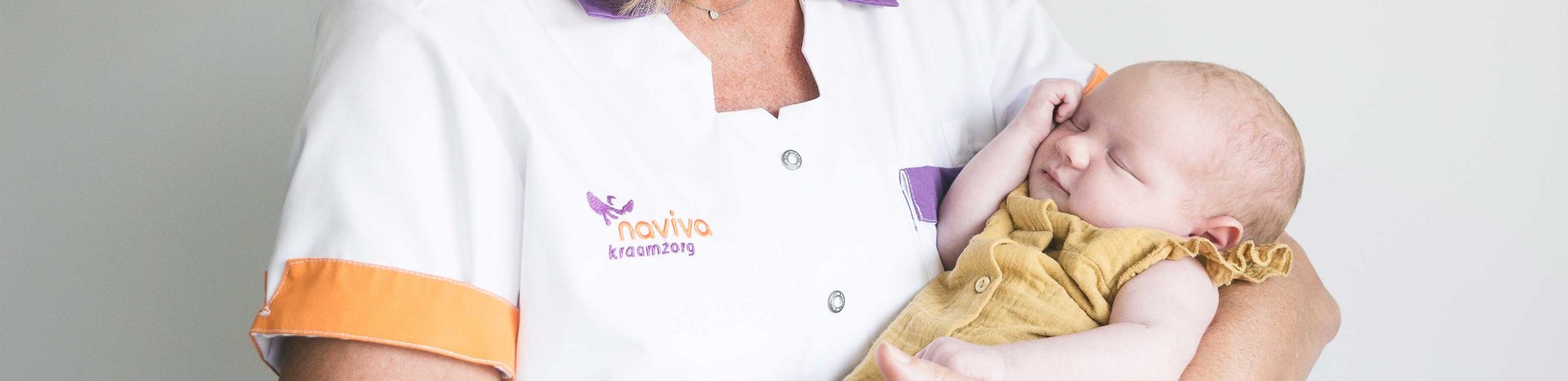 Kraamverzorgende van Naviva met baby
