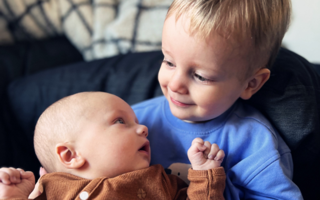 Baby Milan met zijn grote broer.