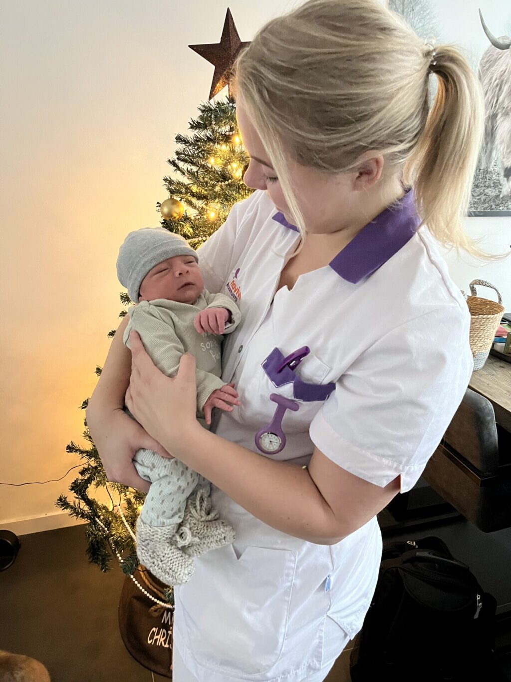 Naviva kraamverzorgende met pasgeboren baby Liam.