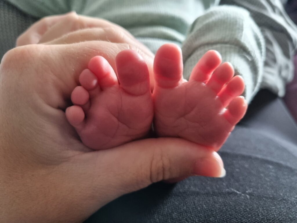 Pasgeboren baby Koenraad, begeleid door Naviva Kraamzorg.