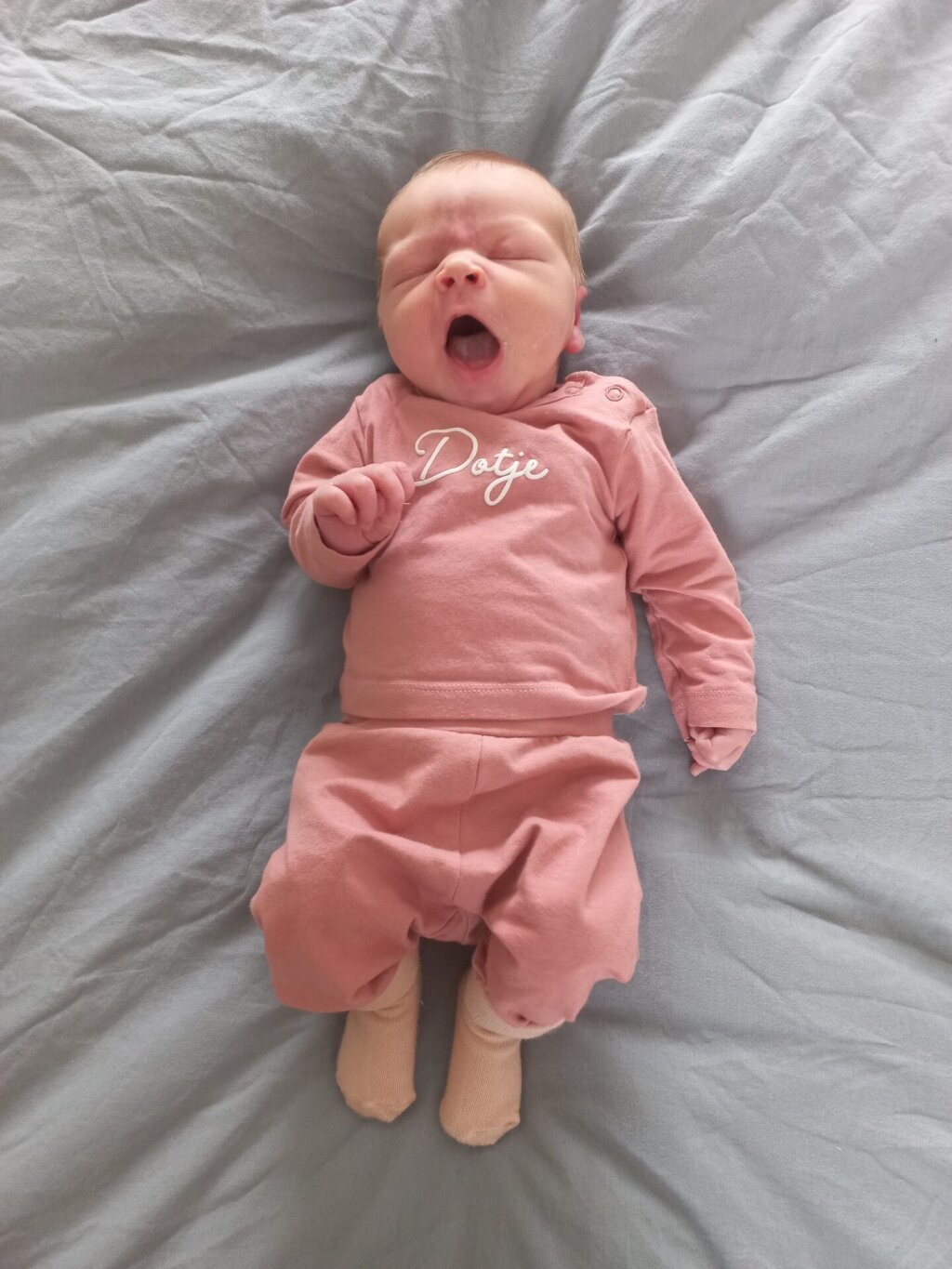 Pasgeboren baby Ivy, begeleid door Naviva Kraamzorg.