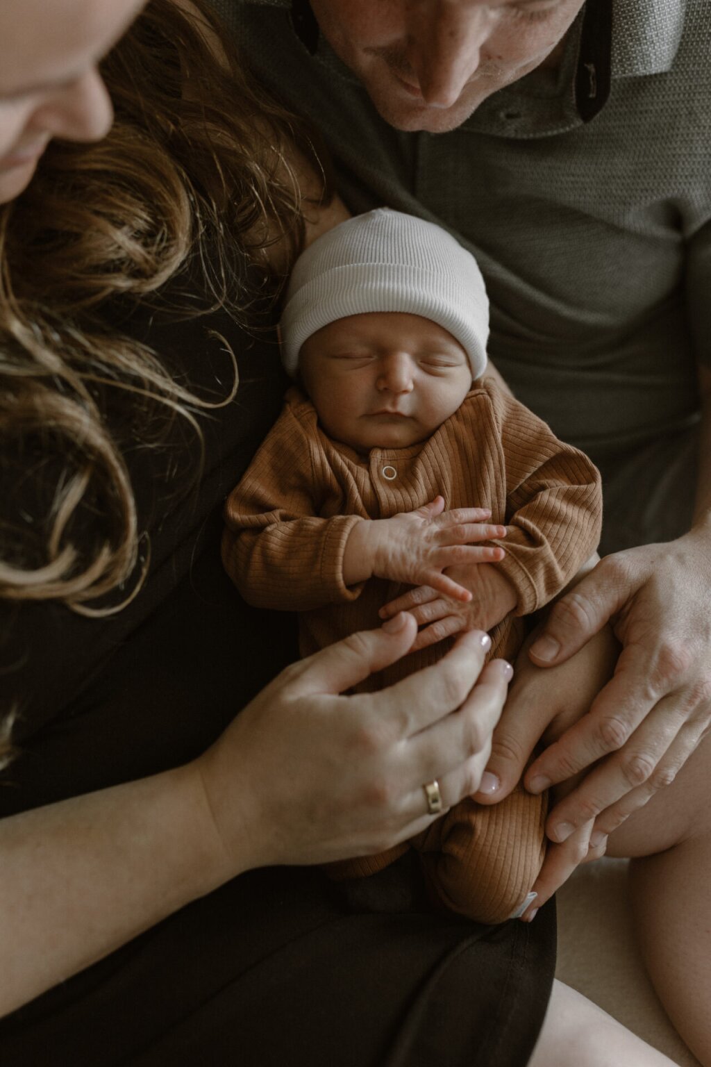Pasgeboren baby Joep met zijn ouders, begeleid door Naviva Kraamzorg.