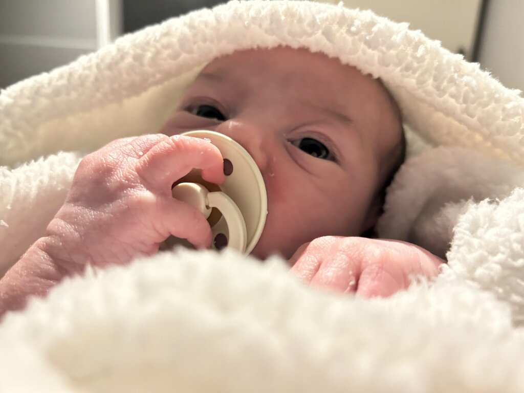Pasgeboren baby Jack, begeleid door Naviva Kraamzorg.