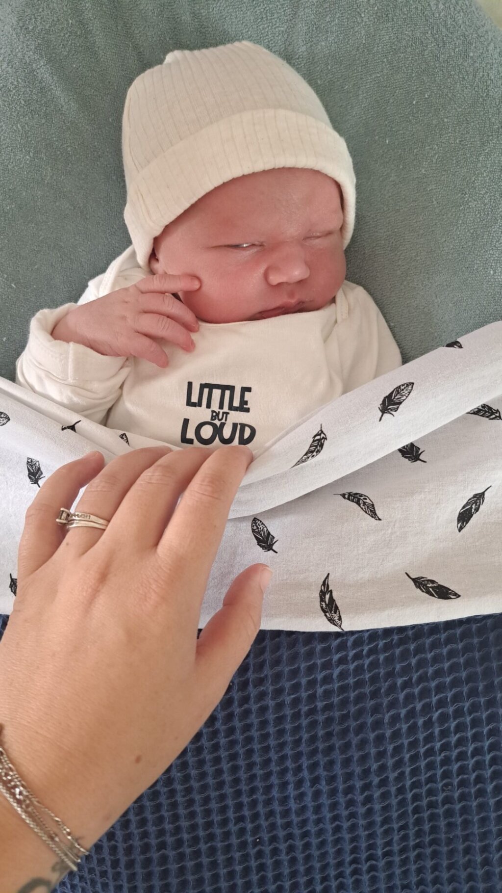 Pasgeboren baby Levi, begeleid door Naviva Kraamzorg.
