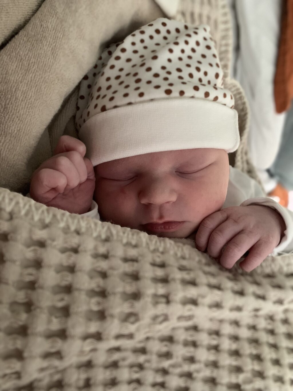 Pasgeboren baby Maureen, begeleid door Naviva Kraamzorg.