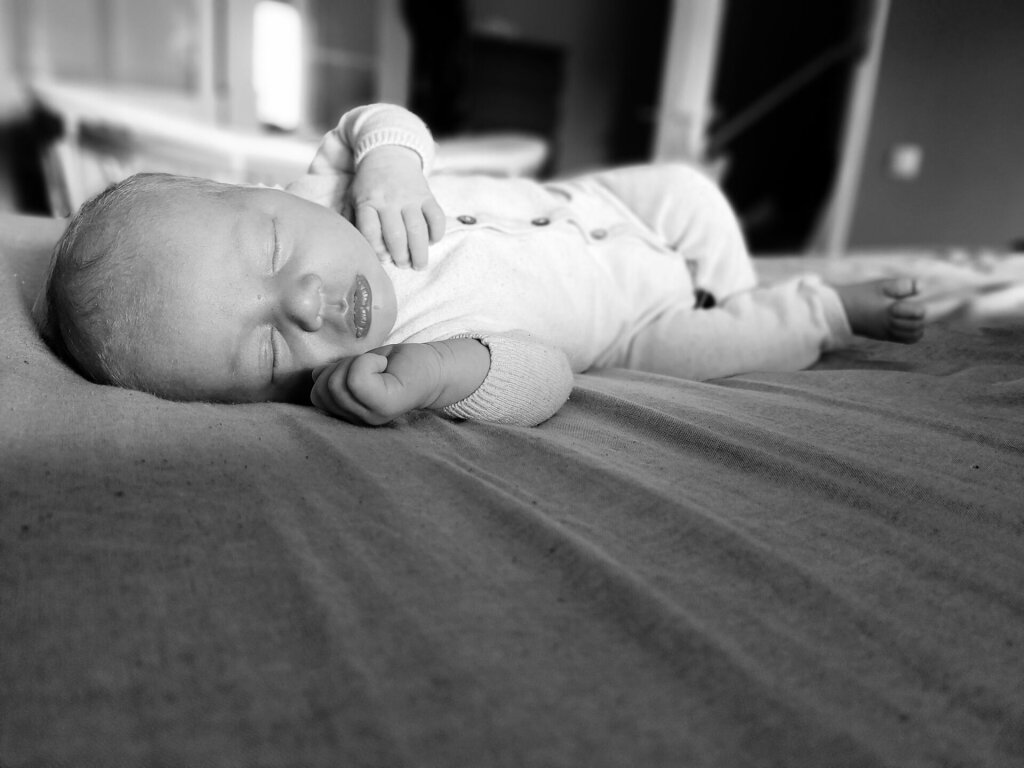 Pasgeboren baby Micha, begeleid door Naviva Kraamzorg.