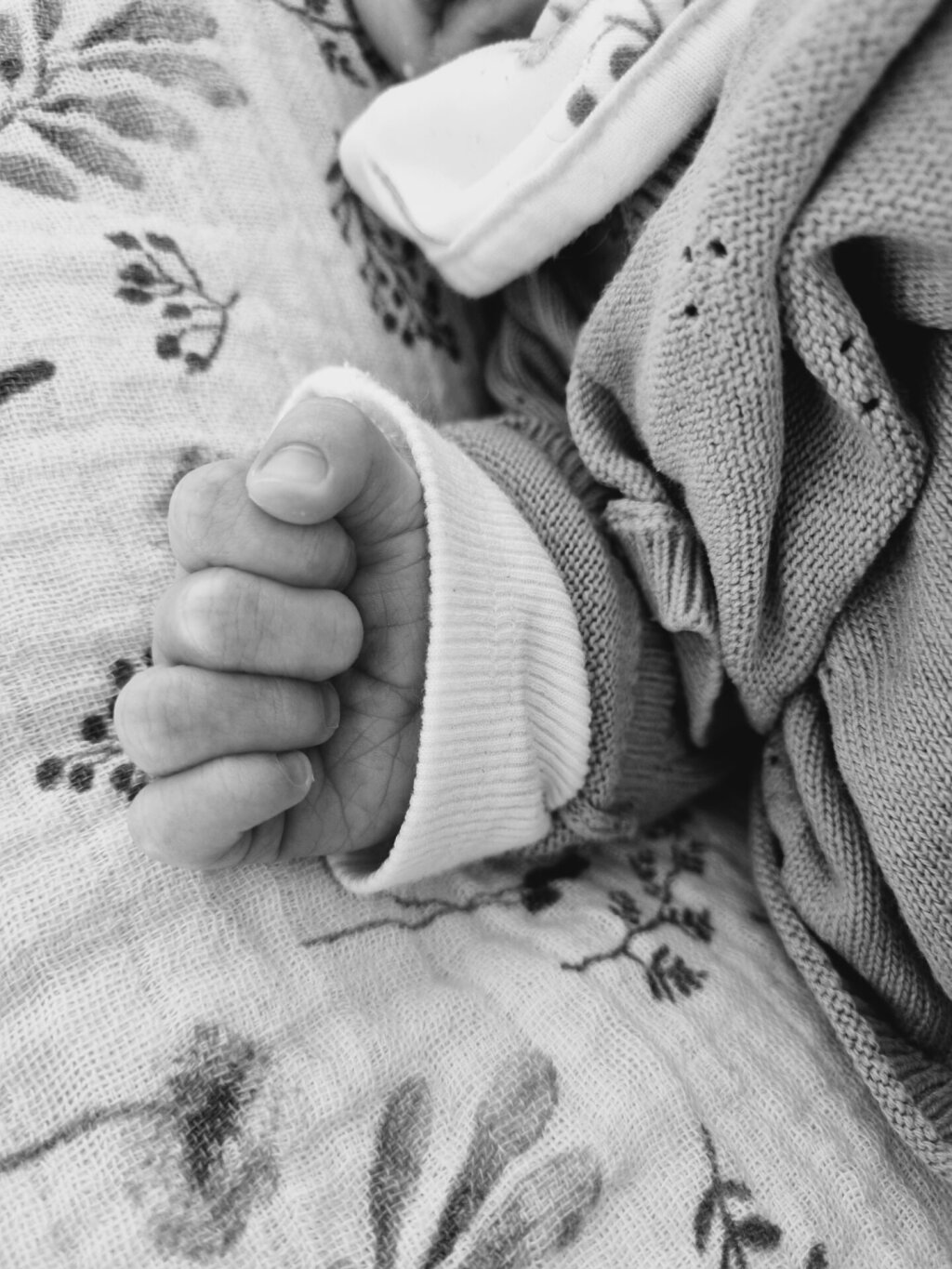 Pasgeboren baby Rom&eacute;e, begeleid door Naviva Kraamzorg.