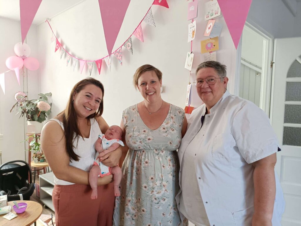 Pasgeboren baby Willow met haar ouders, begeleid door Naviva Kraamzorg.