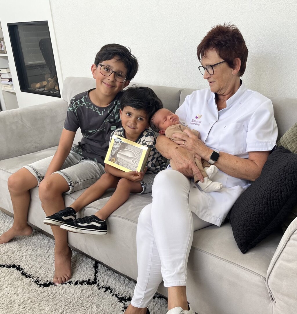 Pasgeboren baby Lyo met zijn trotse broers, begeleid door Naviva Kraamzorg.