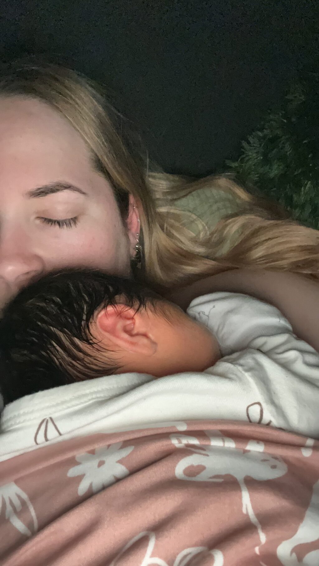 Pasgeboren baby Davy bij moeder, begeleid door Naviva Kraamzorg.