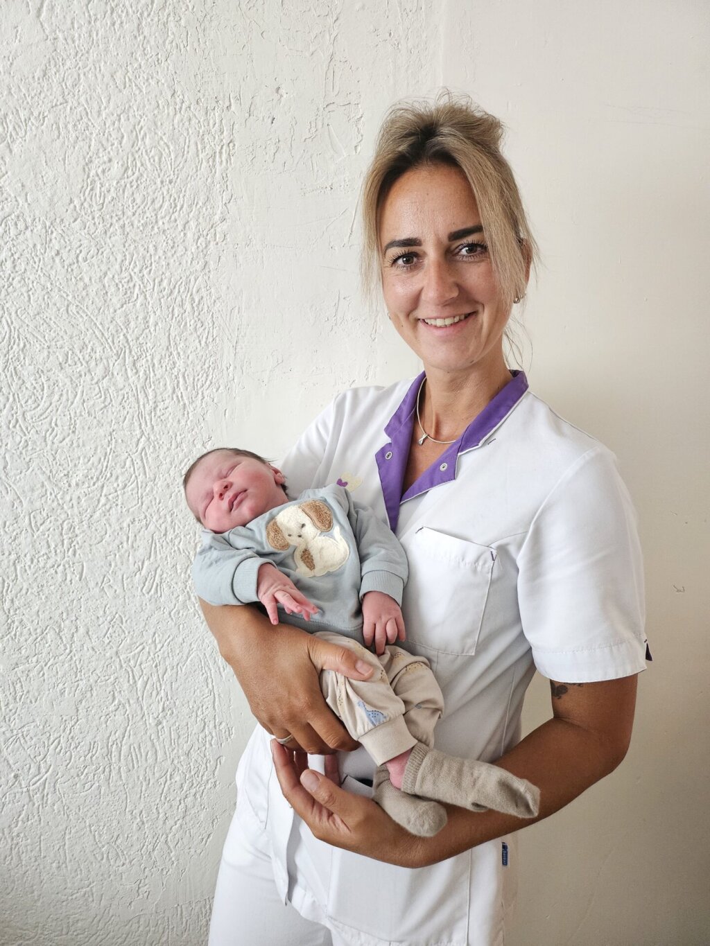 Pasgeboren baby Finnley, begeleid door Naviva Kraamverzorgende.