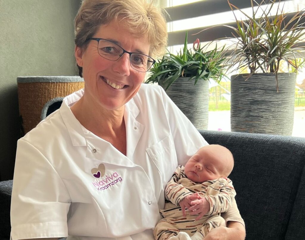 Kraamverzorgende met baby Luka voor Naviva Kraamzorg.