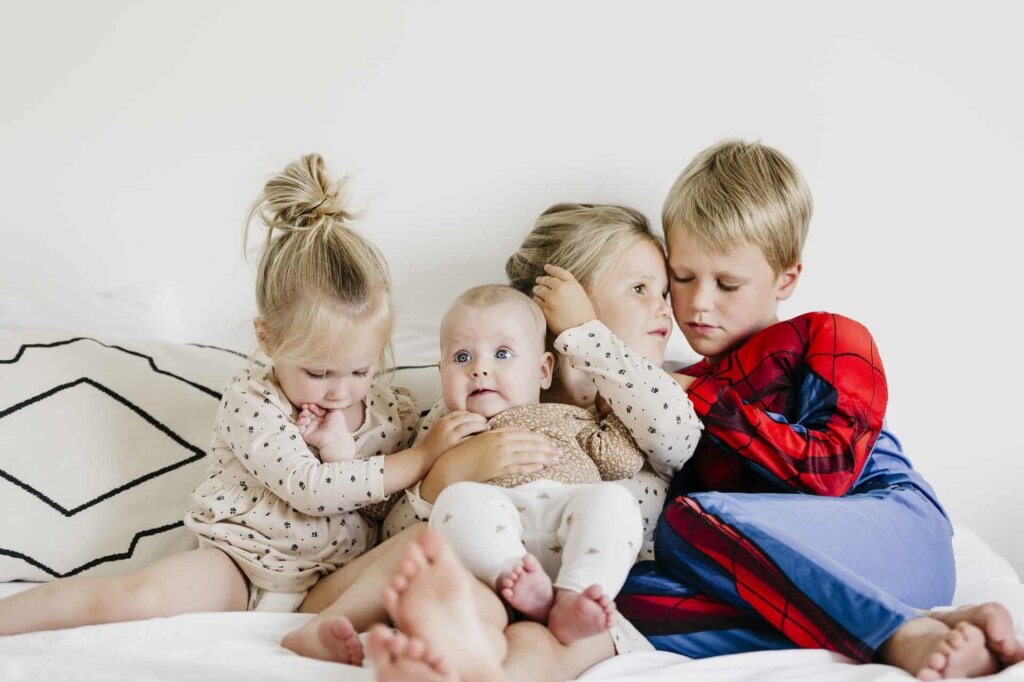 De kraamverzorgende van Naviva heeft natuurlijk aandacht voor broertjes en zusjes van de baby. Zowel in praktische zin als in het wennen aan de nieuwe situatie.