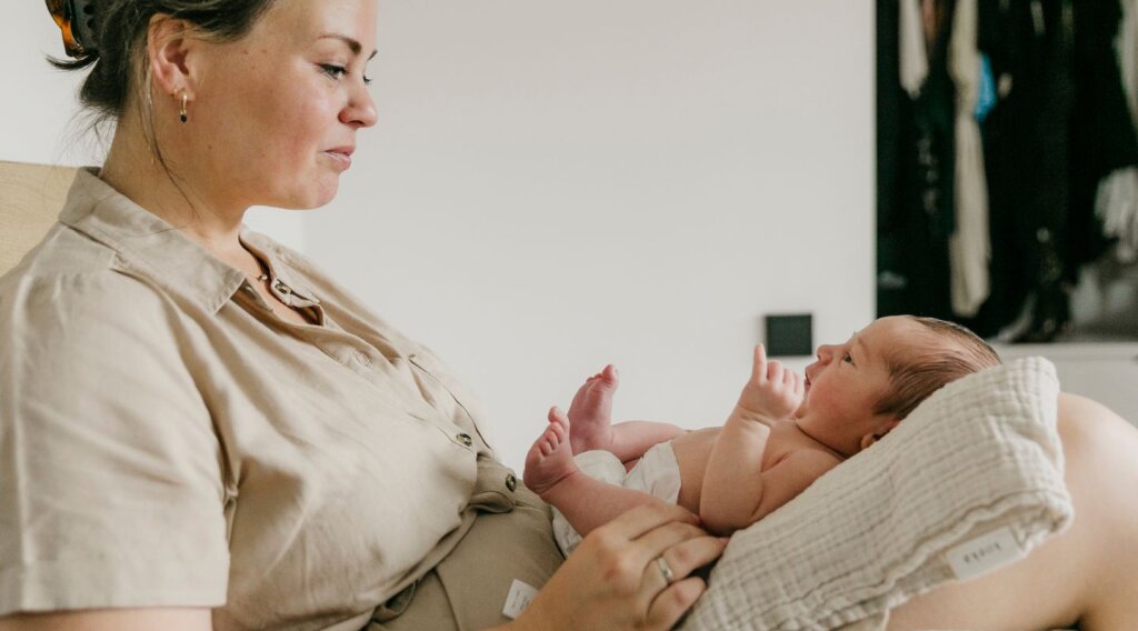 Moeder met baby, na babymassage. Alle kraamverzorgenden van Naviva zijn opgeleid in babymassage.