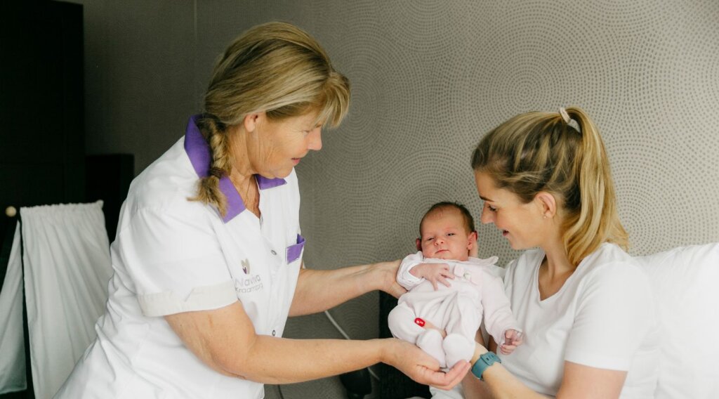 kraamverzorgende met baby en kraamvrouw in de kraamweek Naviva Kraamzorg.