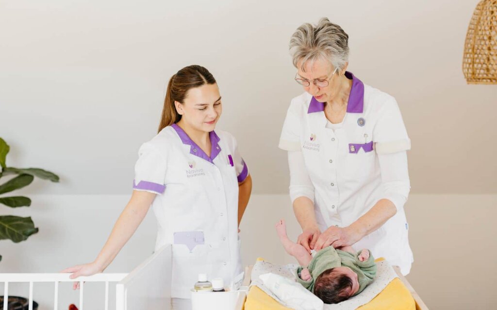 kraamverzorgende met student en pasgeboren baby Naviva Kraamzorg.