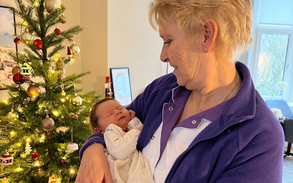 Kraamverzorgende met Baby Emma Julie voor Naviva Kraamzorg.