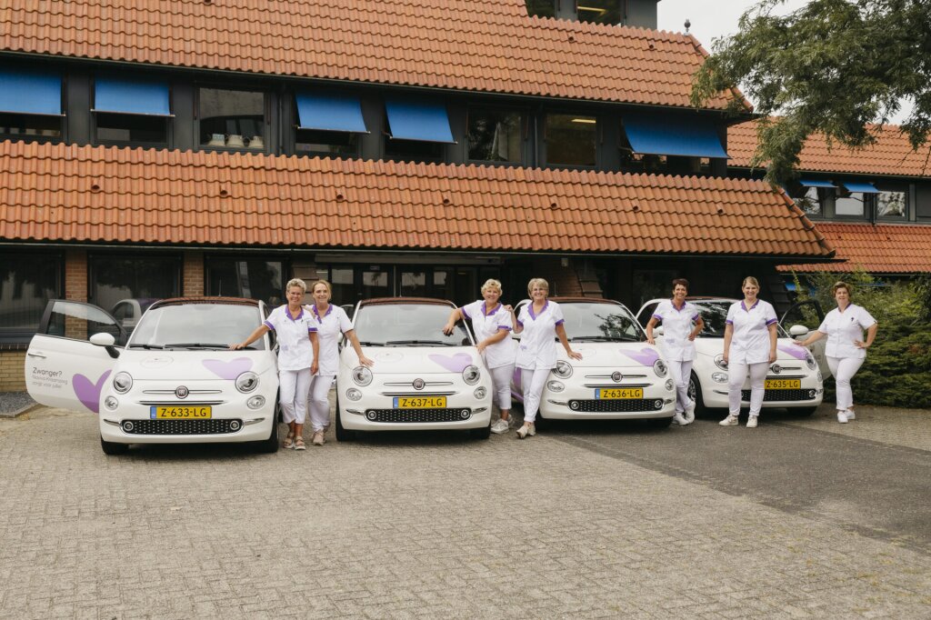 Naviva Kraamzorg gehoorscreening team en hielprik in Twente, auto naviva kraamzorg.