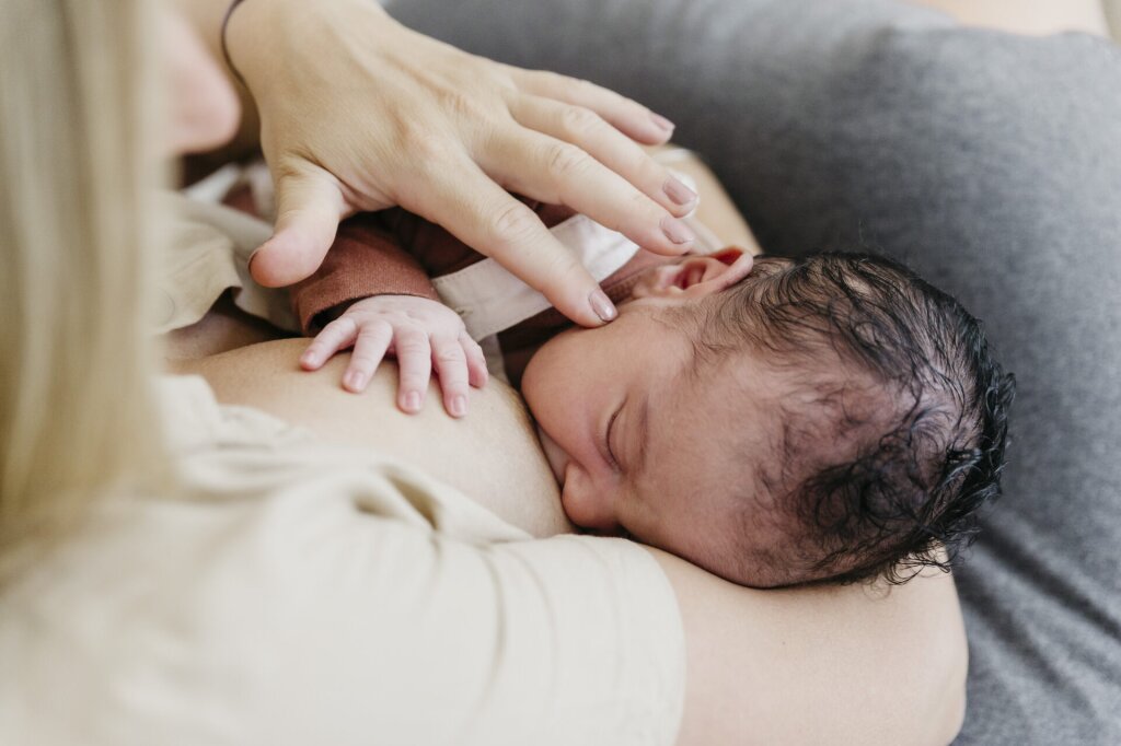 Naviva kraamzorg pasgeboren baby borstvoeding geven.