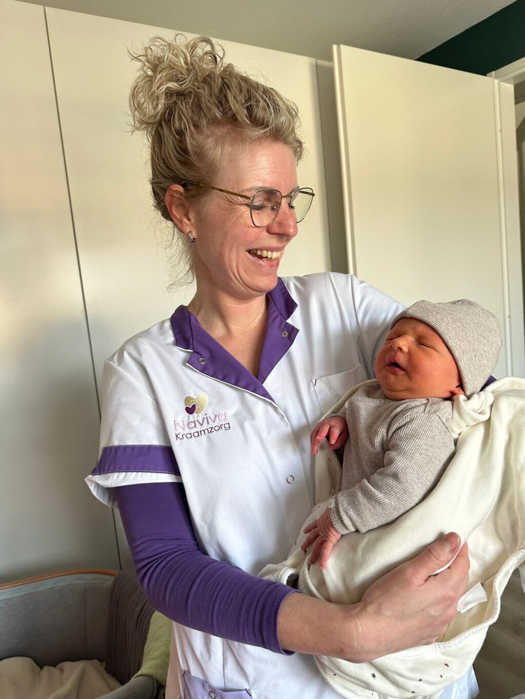Kraamverzorgende met baby Finn Naviva Kraamzorg.