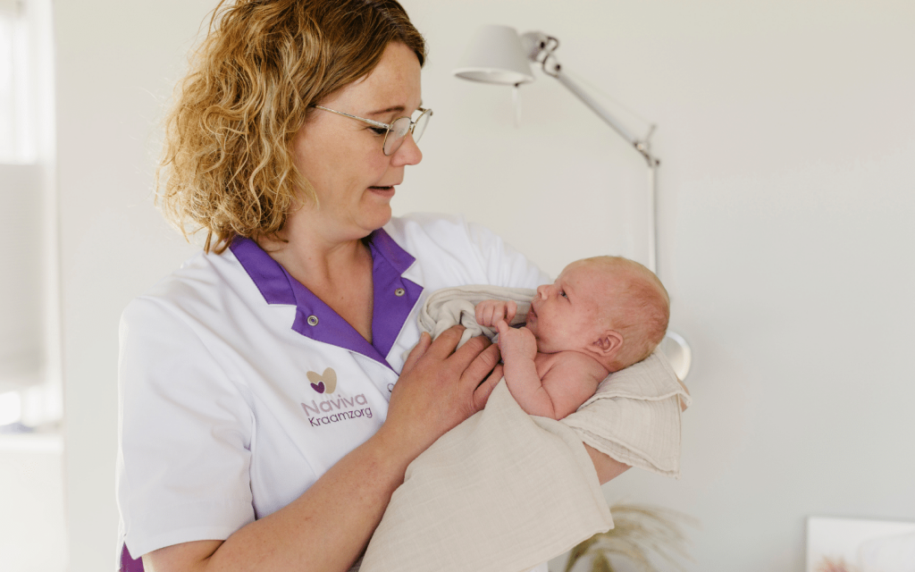 kraamverzorgende met baby voor Naviva Kraamzorg.