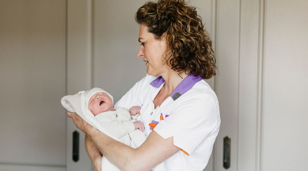 Naviva kraamzorg kraamverzorgende met pasgeboren baby.