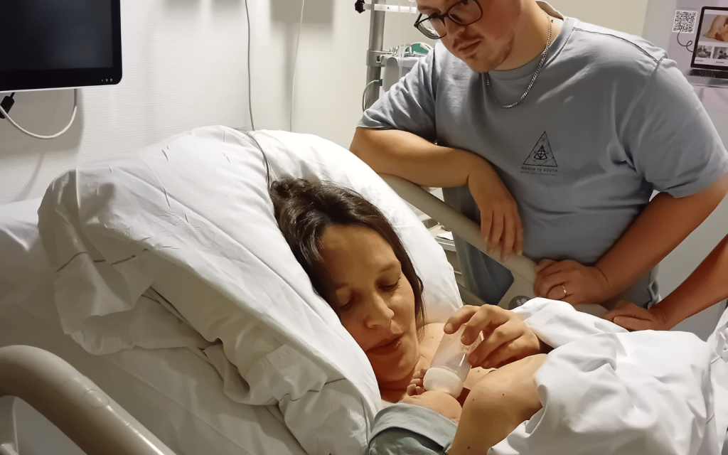 Pasgeboren baby Dex, begeleid door Naviva Kraamzorg.