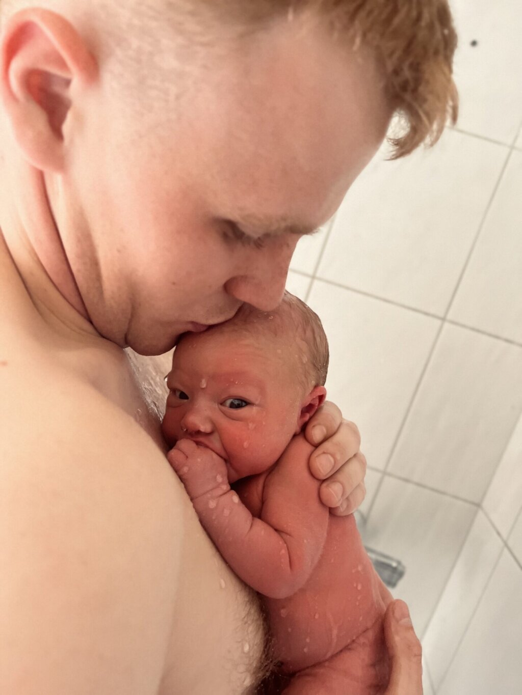 Pasgeboren baby Mae June met haar vader, Naviva Kraamzorg.