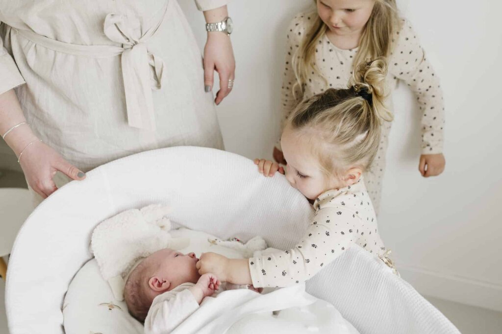 baby met grote zussen naviva kraamzorg.