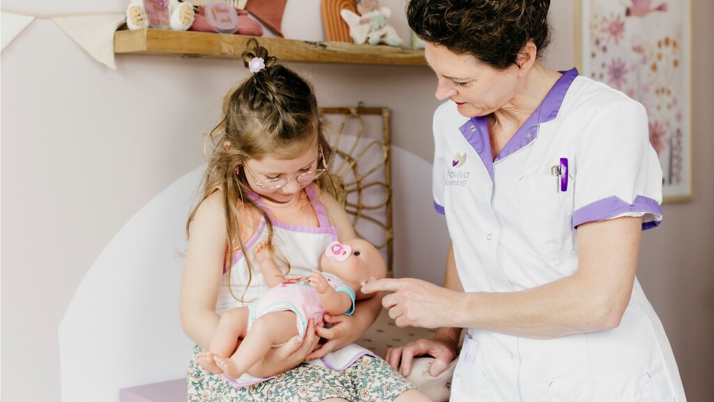 Kraamverzorgende Naviva Kraamzorg met zusje van baby.