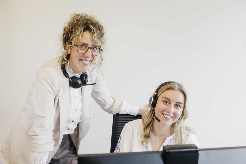 Werken bij Naviva Kraamzorg, samen op kantoor ouders en collega&rsquo;s telefonisch ondersteunen.