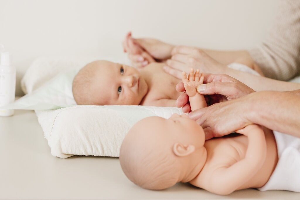 Kraamverzorgende van Naviva kraamzorg en moeder tijdens massage moment baby.