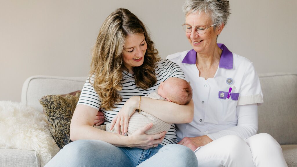 persoonlijke kraamzorg van Naviva kraamzorg, kraamvrouw en kraamverzorgende met de baby.